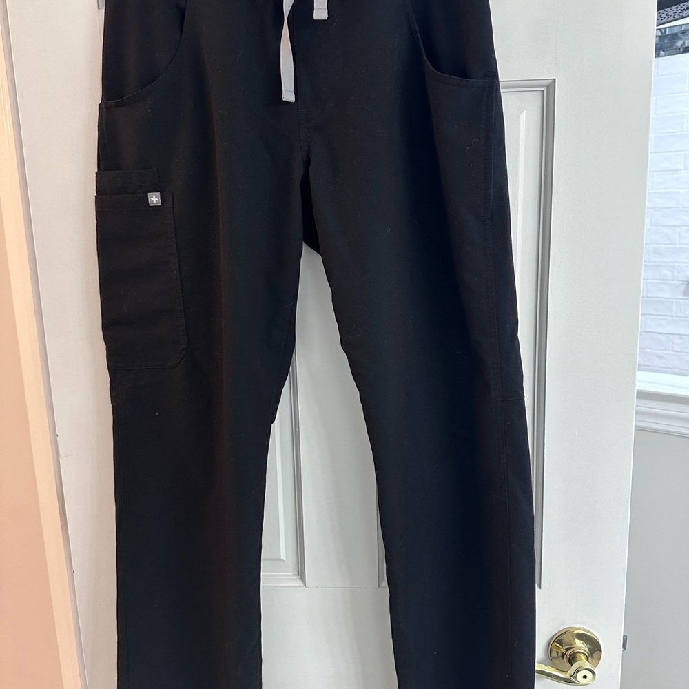 Women’s Figs Kade Cargo Scrub Pants. Size M